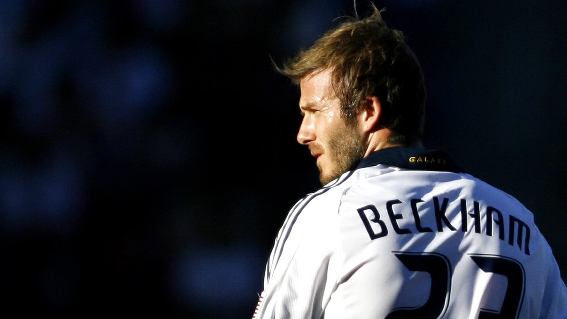 足球公益广告频繁出现在城市地标，足球公益广告频繁出现在城市地标中